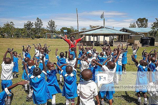 Schülerinnen und Schüler mit Lehrerin beim Sportunterricht Mirisa-Academy Nakuru Kenia Afrika
