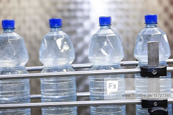 PET-Flaschen auf einem Fließband in einer Mineralwasserfabrik  Haan  Deutschland  Europa