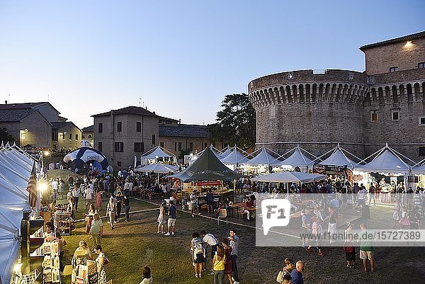 Verkaufsstände bei Abenddämmerung Summer Jamboree Rock'n'Roll Festival Festungsanlage Rocca Roveresca di Senigallia Senigallia Provinz Ancona Marken Italien Europa