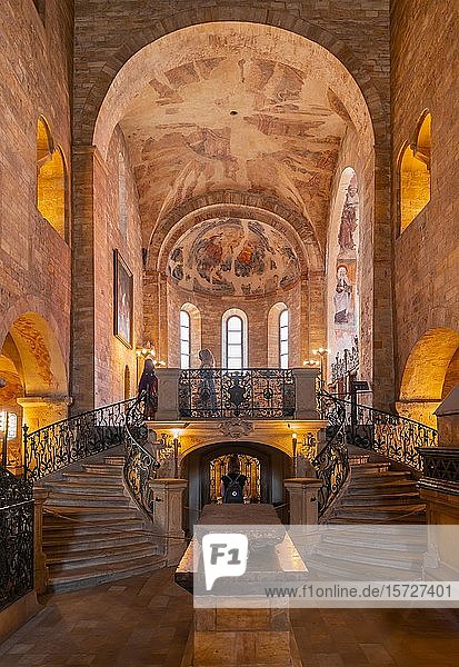 Innenansicht  Altarraum mit historischen Fresken  St. Georgs-Basilika auch St. Georgs-Basilika  Prager Burg  Hradschin  Prag  Tschechische Republik  Europa