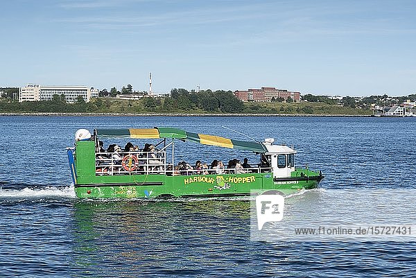 Amphibienfahrzeug Harbour Hopper Touristenattraktion im Hafenviertel von Halifax Nova Scotia Kanada Nordamerika