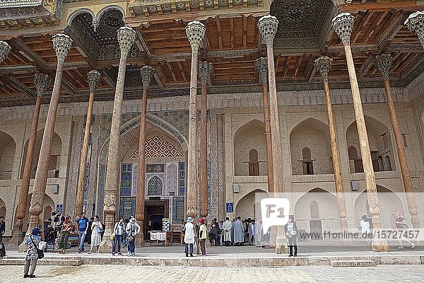Besucher des Iwan der Bolo-Hovuz-Moschee  Buchara  Provinz Buxoro  Usbekistan  Asien