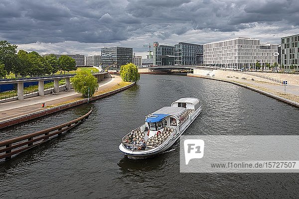 Ausflugsschiff auf der Spree  hinter dem Berliner Hauptbahnhof  Berlin  Deutschland  Europa