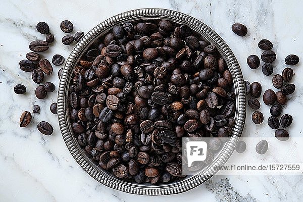 Geröstete Kaffeebohnen in einer Schale  Indien  Asien