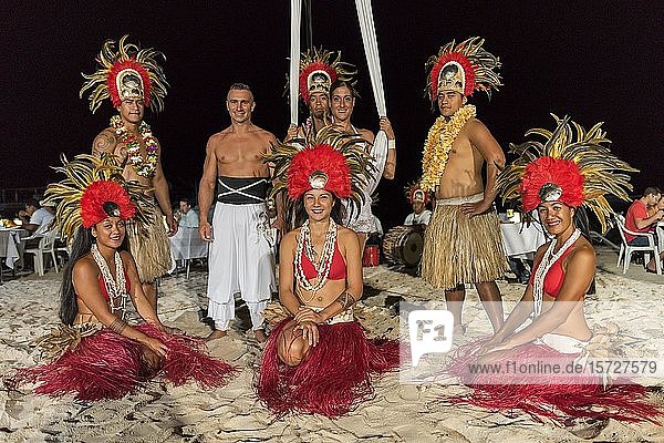 Einheimische Tanzgruppe posiert vor der Kamera  Moorea  Französisch-Polynesien  Ozeanien