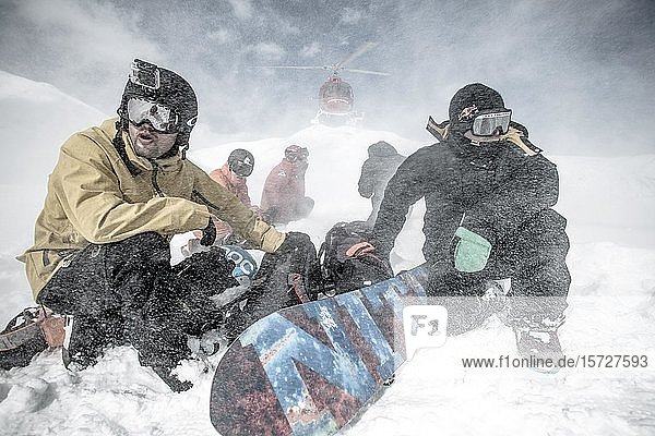 Freerider beim Heli-Snowboarding im Himalaya  Gulmarg  Kaschmir  Indien  Asien