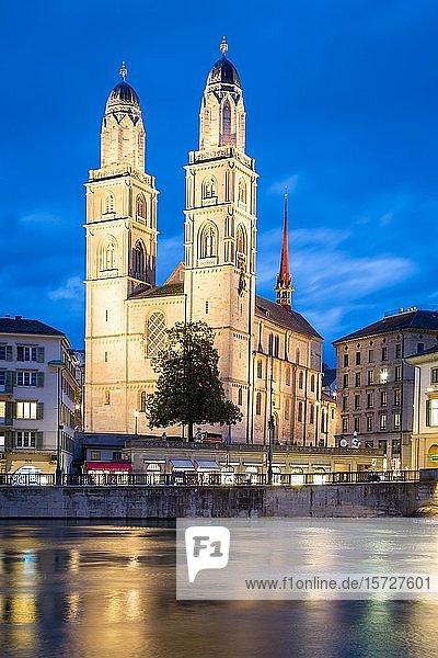 Kirche Grossmünster in der Abenddämmerung  vor dem Fluss Limmat  Zürich  Schweiz  Europa