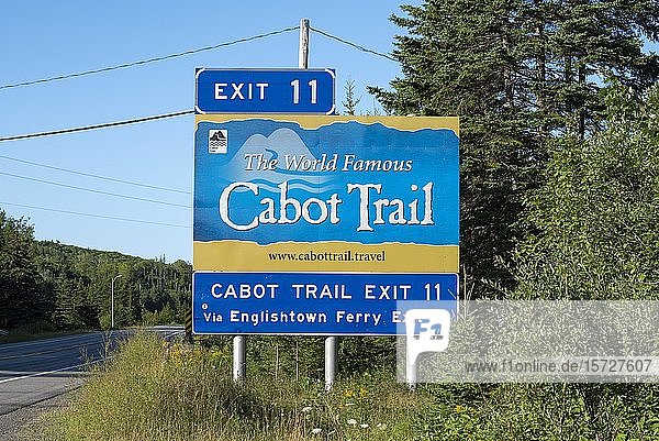 Hinweisschild für die 300km lange Panoramastraße Cabot Trail Cape-Breton-Highlands-Nationalpark Nova Scotia Kanada Nordamerika