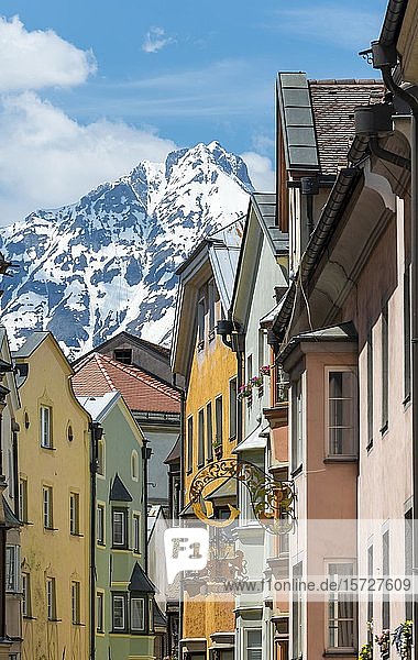 Altstadt  bunte Häuserzeile vor schneebedeckten Bergen  Hall in Tirol  Tirol  Österreich  Europa