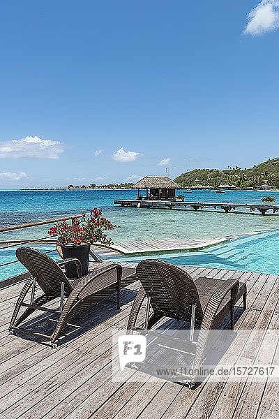 Liegestühle am Wasser  Sofitel-Hotelkomplex  Marara Beach  Bora Bora  Französisch-Polynesien  Ozeanien