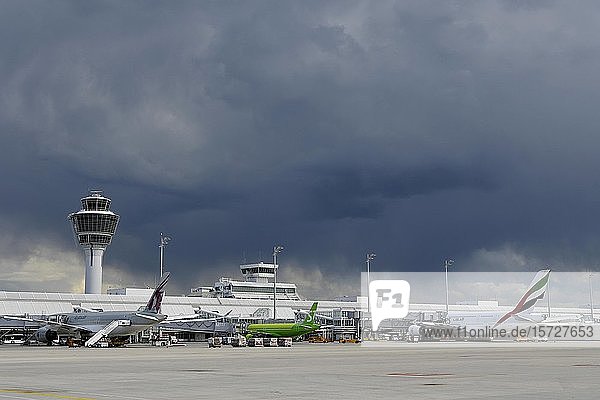 Regenwolke über Flughafen Terminal 1 Flughafen München Oberbayern Bayern Deutschland Europa