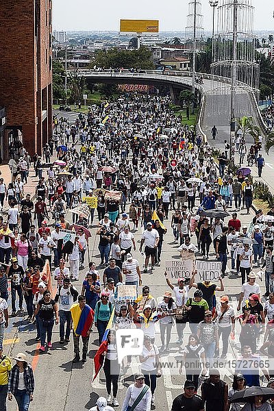 Anti-Regierungs-Demonstranten während eines landesweiten Streiks in Cali  Kolumbien  Südamerika