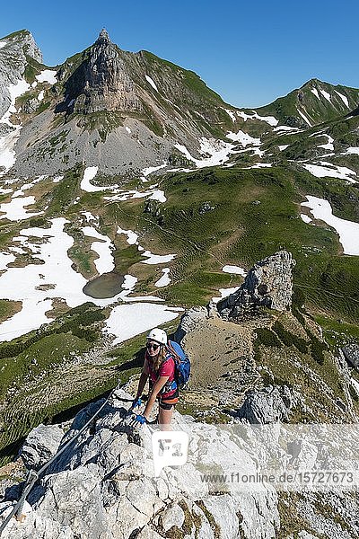 Junge Frau beim Klettern  Klettersteig  5-Gipfel-Klettersteig  Steinberg im Rücken  Wanderung im Rofangebirge  Tirol  Österreich  Europa