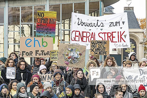 Studenten mit Transparenten beim Klimastreik  Demonstration  Fridays for Future  Students for Future  Berlin  Deutschland  Europa