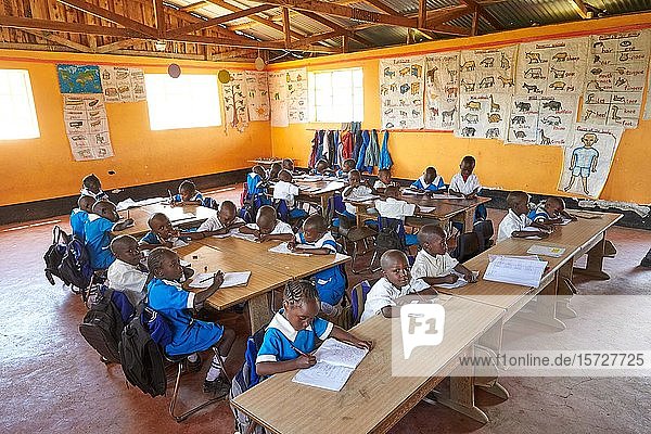 Schülerinnen und Schüler in der Vorschule beim Unterricht Mirisa-Academy Nakuru Kenia Afrika