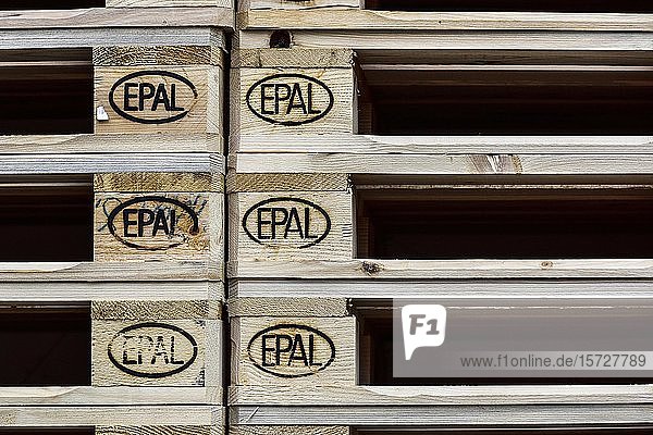 Gestapelte Europaletten mit EPAL-Zeichen  Schweiz  Europa