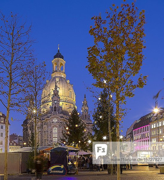 Advent auf dem Neumarkt  Weihnachtsmarkt vor der Frauenkirche Dresden  Sachsen  Deutschland  Europa