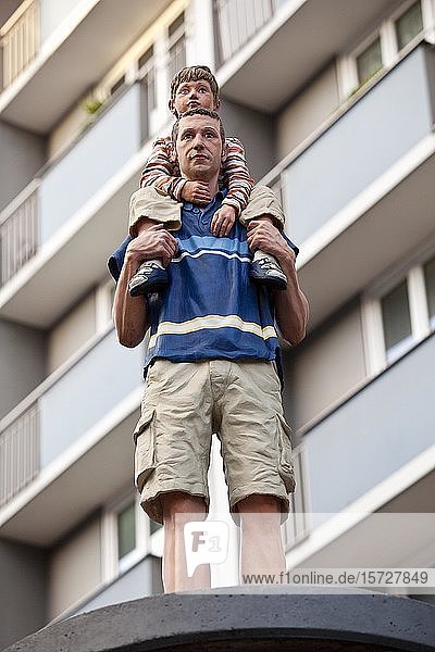 Skulptur Säule Heilige Vater und Sohn auf einer Litfaßsäule  Künstler Christoph Pöggeler  Düsseldorf  Nordrhein-Westfalen  Deutschland  Europa