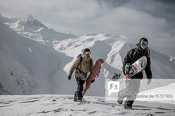 Snowboarder beim Heli-Snowboarding im Himalaya  Gulmarg  Kaschmir  Indien  Asien