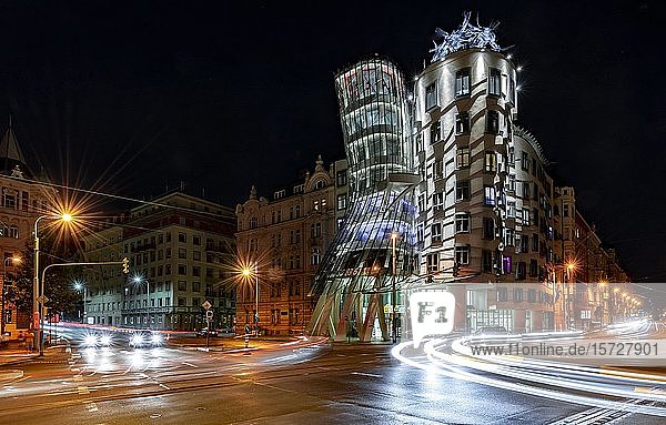 Dancing House  Ginger und Fred  Architekt Frank Gehry  Lichtspuren  Nachtszene  Prag  Tschechische Republik  Europa