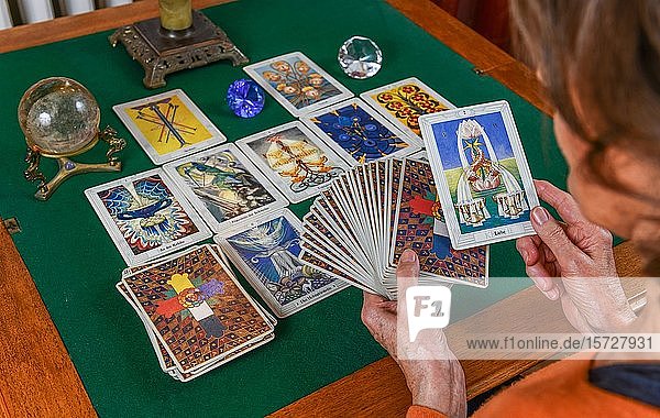 Tarotkarten  alte Frau beim Kartenlegen  Zukunft vorhersagen  Deutschland  Europa