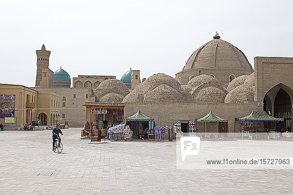 Souvenirläden am Eingang zu den Kuppelbasaren  Altstadt von Buchara  Provinz Buxoro  Usbekistan  Asien