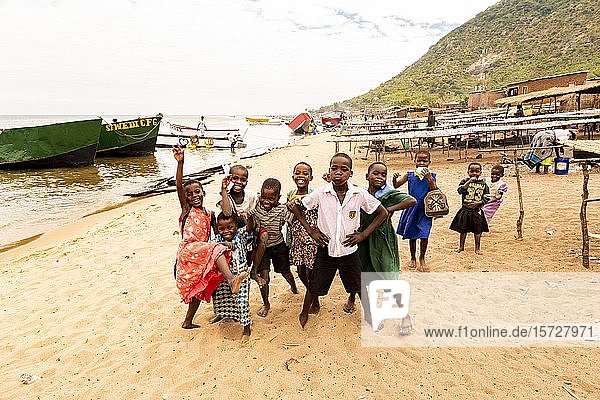Glückliche Kinder am Strand  Malawi-See  Malawi  Afrika