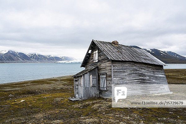 Whaling hut on remote arctic coast in summer. Ahlstrandhalvoya  Bellsund  Spitsbergen  Svalbard archipelago  Norway  Scandinavia.