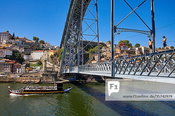 Tourist boat  Rio Douro river  Vila Nova de Gaia  Ponte Dom Luis I bridge  Porto  Portugal