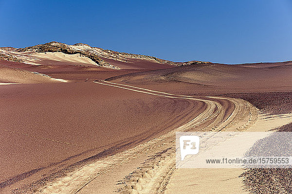 Leere Wüstenstraße  Skelettküsten-Nationalpark  Namibia