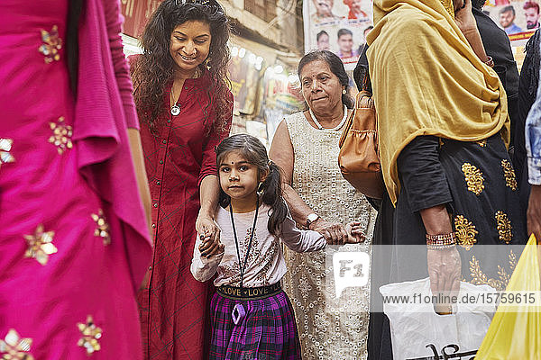 Dreiköpfige Familie beim Einkaufen auf dem Basar