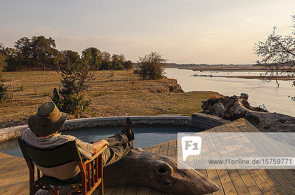 Reisende entspannen sich im Kalamu-Zeltlager  South Luangwa National Park  Sambia