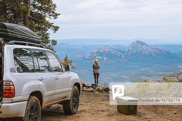 Frau genießt Aussicht über Sedona  Arizona  Vereinigte Staaten