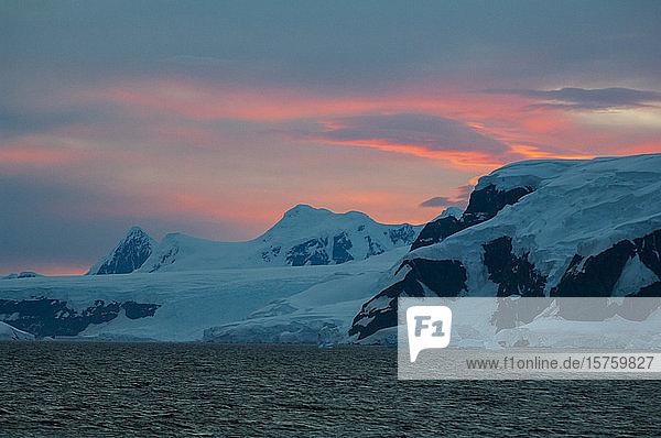 Dramatischer Sonnenuntergang  Gerlache-Enge  Antarktis  Antarktische Halbinsel