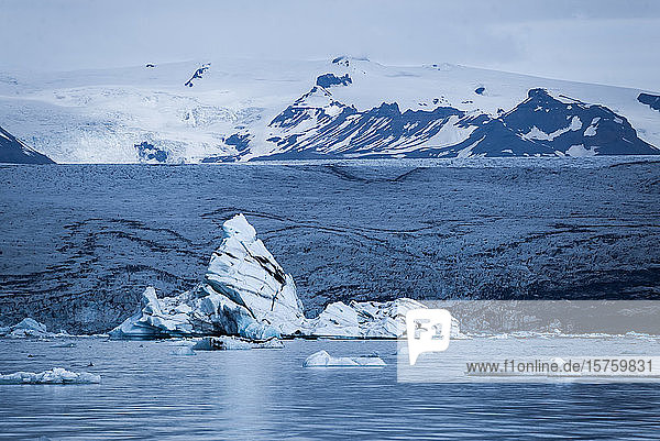 In einer Gletscherlagune schwimmende Eisberge  Island