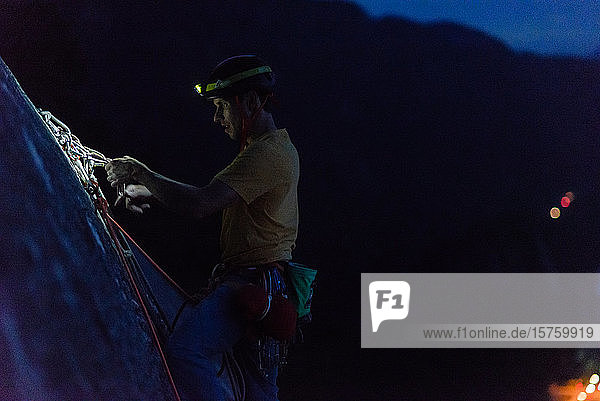 Eine Person klettert nachts mit Helm und Scheinwerfer Squamish Britisch-Kolumbien Kanada