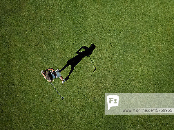 Frau spielt Golf auf dem Golfplatz