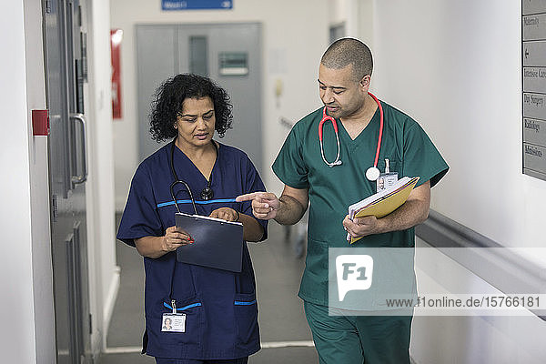 Arzt und Chirurg besprechen Krankenakte  machen Visite im Krankenhauskorridor