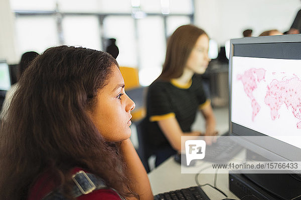 Fokussierte Schülerin der Mittelstufe bei der Benutzung eines Computers im Computerraum