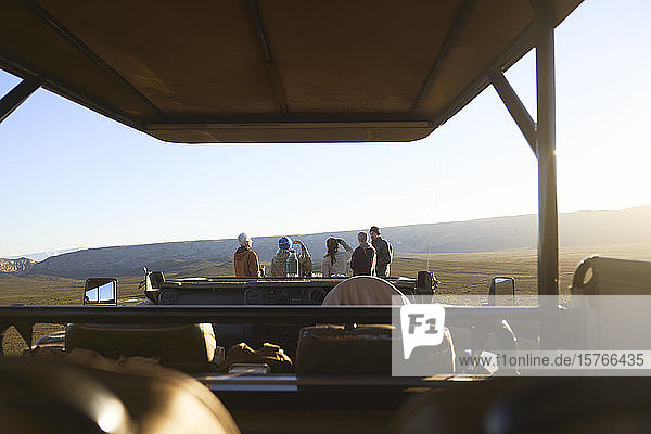 Safari-Gruppe mit Blick auf einen Geländewagen in Südafrika