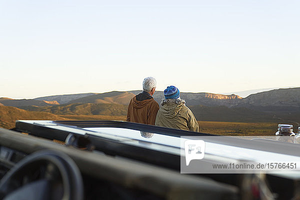 Älteres Paar auf Safari mit Blick auf eine malerische Landschaft