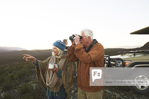 Älteres Paar mit Fernglas und Tee auf Safari in Südafrika