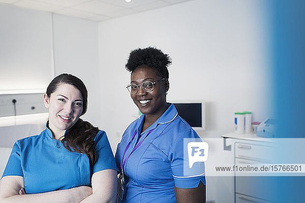 Porträt selbstbewusster weiblicher Krankenschwestern im Krankenhauszimmer