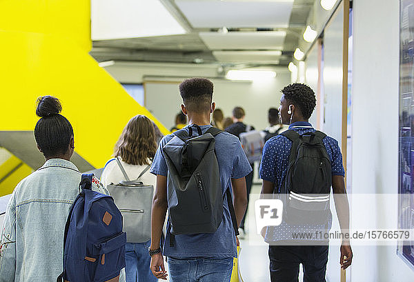 Schüler der Junior High gehen im Korridor