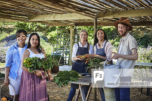 Porträt selbstbewusster Arbeiter mit Gemüse auf dem Bauernmarkt