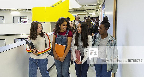 Schülerinnen der Junior High gehen im Korridor