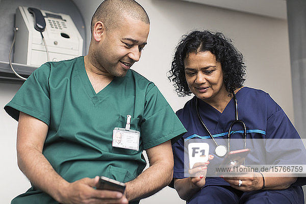 Arzt und Chirurg nutzen Smartphones