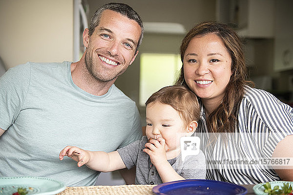 Porträt einer glücklichen jungen Familie beim Essen
