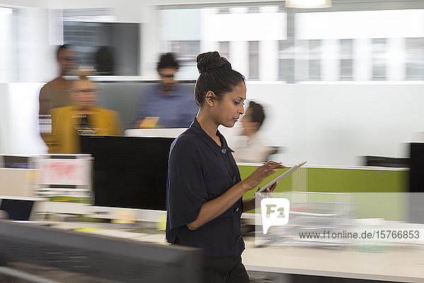 Geschäftsfrau mit digitalem Tablet im Büro