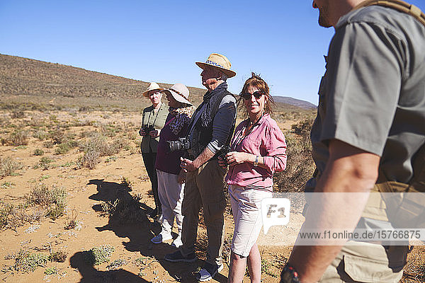 Glückliche Frau auf Safari mit Freunden in Südafrika